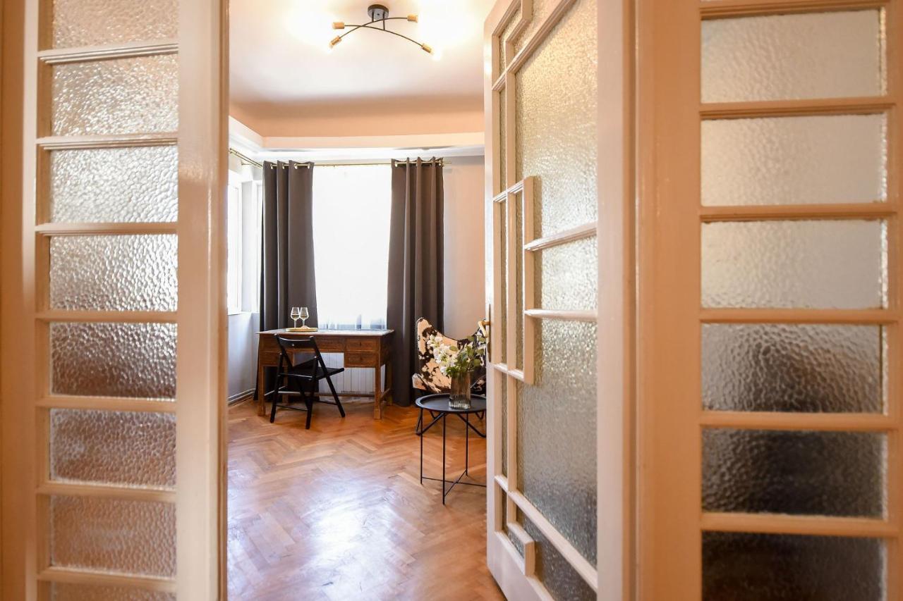 Stylish & Spacious Apartment Near The Old Town - A Touch Of History, A Dash Of Modernity Бухарест Экстерьер фото